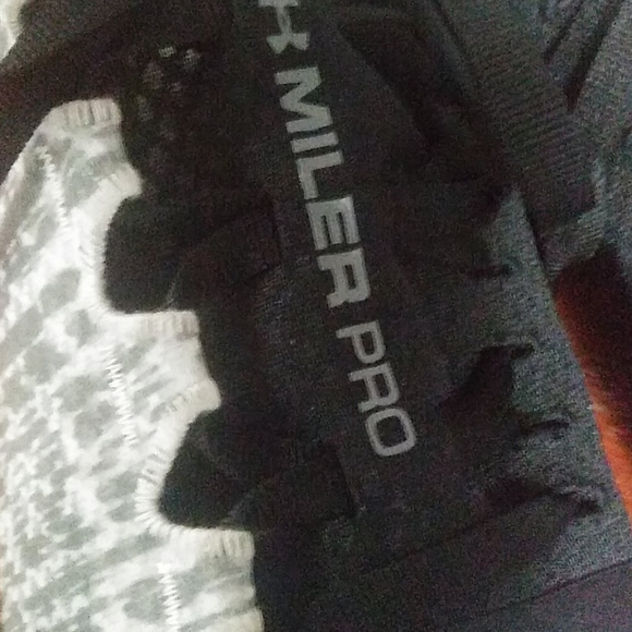 NEW Under Armor Run Fast - Picture 4 of 12